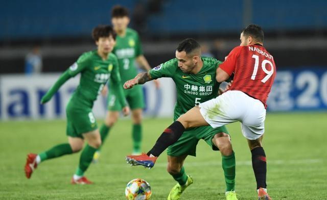 爱游戏官方网站-小伙跳进冰冷河水托举落水女子