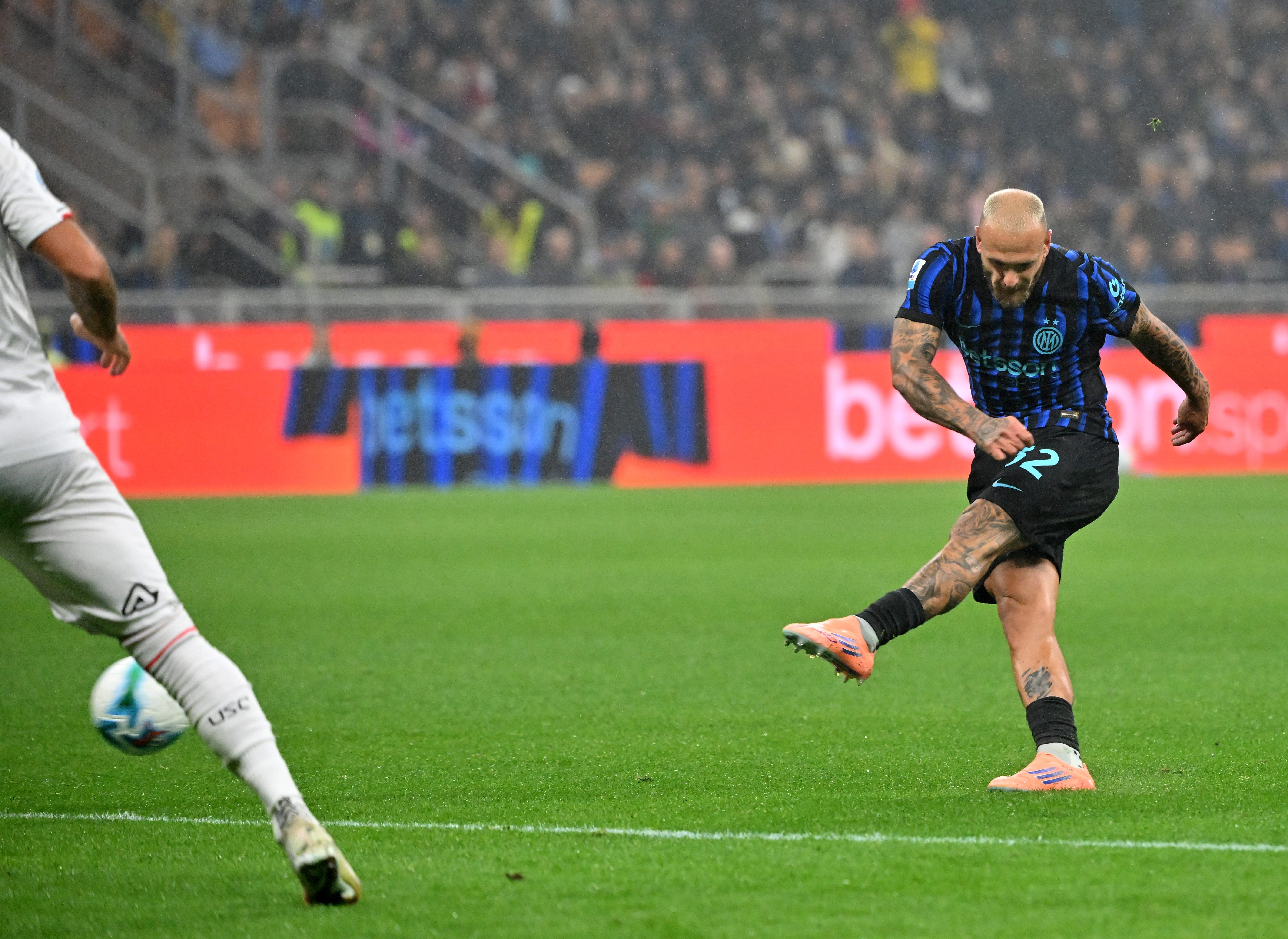 爱游戏官方网站-AC米兰发布备战花絮；窗口期强势反弹；NBA总决赛任务艰巨；控场能力受关注(ac米兰最新动态)